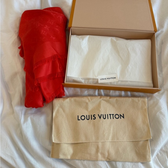 Gorgeous Authentic Louis Vuitton Monogram Shine Shawl - Picture 1 of 11
